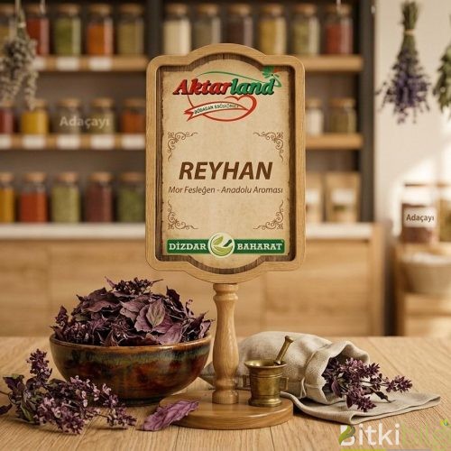 Bir demet taze mor reyhan, yanında bir bardak pembe reyhan şerbeti ve limon dilimleri.