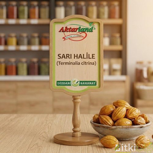 Ahşap bir zemin üzerinde duran kurutulmuş sarı halile meyveleri.