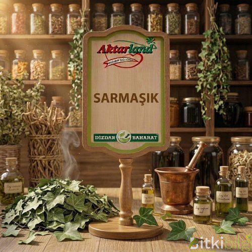 Ahşap masa üzerinde kurutulmuş sarmaşık yaprakları, selülit masajı için hazırlanmış bitkisel su ve doğal bir kese